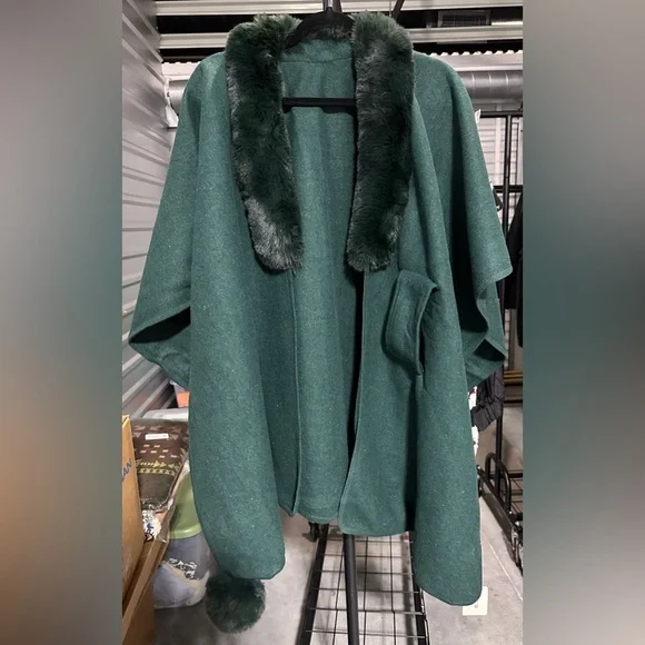 Fadivo | FAUX FUR COLLAR REVERSIBLE PONCHO - Picture 2 of 4